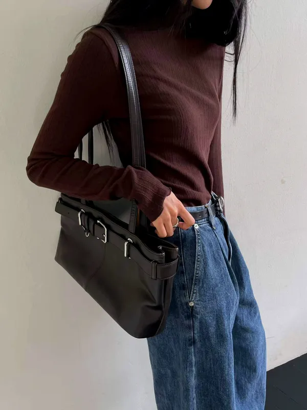 Stylish and Minimalist Long Sleeve T-Shirt, Comfortable and Versatile