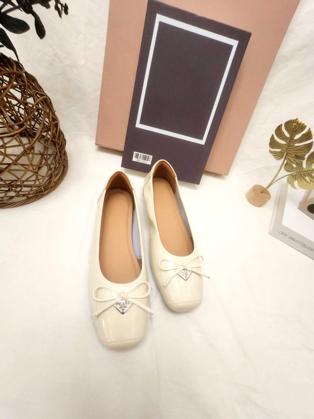 Elegant and Stylish Women's Shoes, Comfortable Flat Shoes for Everyday Wear 🇰🇷 Women's Shoes Wholesale 🇰🇷 ho61259-1 [Cowhide] size 35-40 (225-250) 2.5cm price (Korean won): 💰 40,000 won 🇰🇷 HP 010 4257 7304 Dongdaemun TEAM204 Basement 1st Floor No. 8 Shoes Mall [ Dongdaemun TEAM204 Building Basement Level 1 No. 8 SHOESMALL ] OPEN PM8:00 - AM6:00 Sunday-Thursday