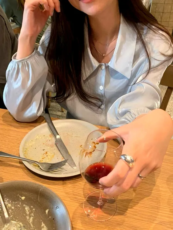 เสื้อเชิ้ตที่มีเสน่ห์และเบา - เหมาะสำหรับใส่ในชีวิตประจำวันและออกเดท