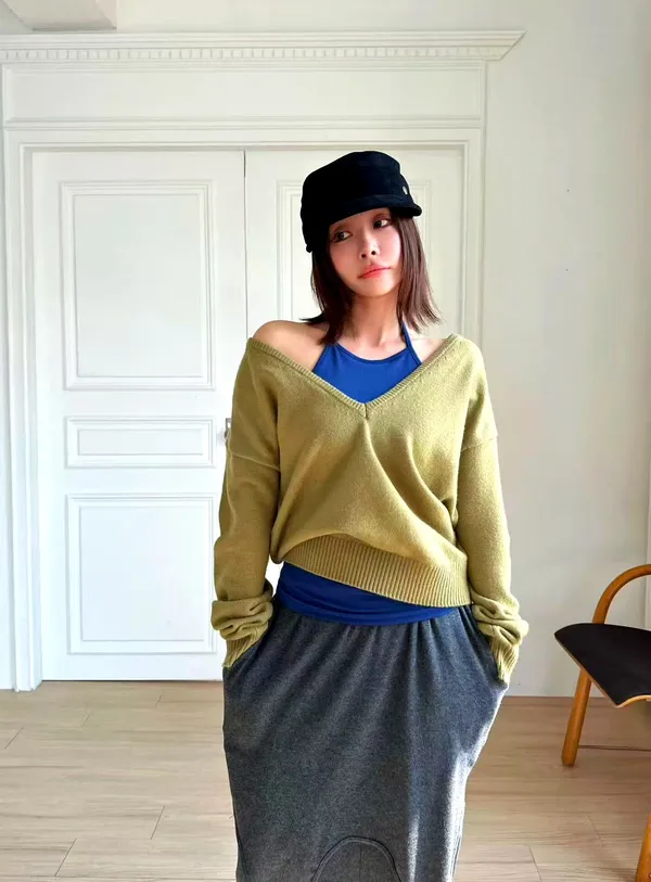 Fashionable Loose V-Neck Sweater, Comfortable and Versatile