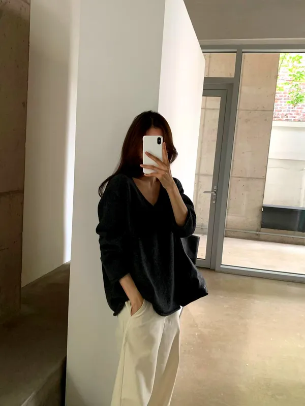 Stylish and Minimalist V-Neck Sweater, Comfortable and Versatile