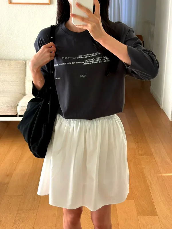 簡約風格印花長袖T恤，舒適百搭