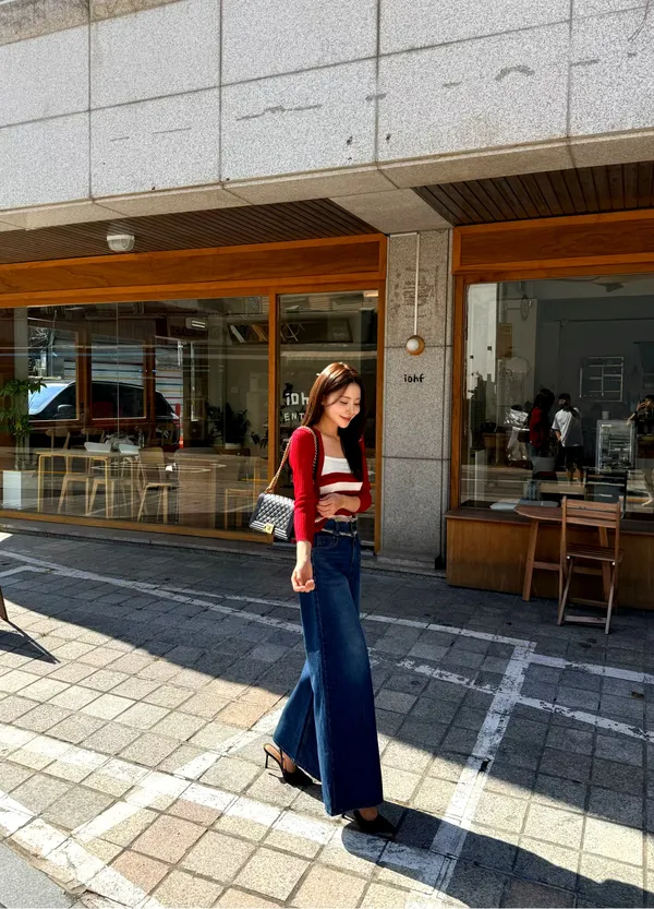 Stylish High-Waisted Wide-Leg Jeans for an Elegant Look 902