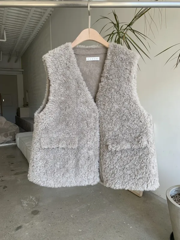 Cozy Plush Vest: Your Essential Autumn and Winter Item