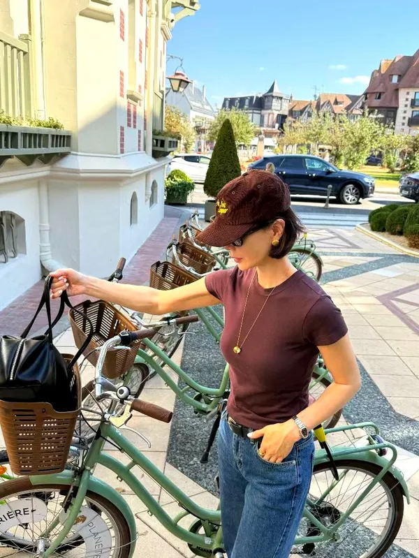 Fashionable and minimalist women's T-shirt, comfortable and versatile.