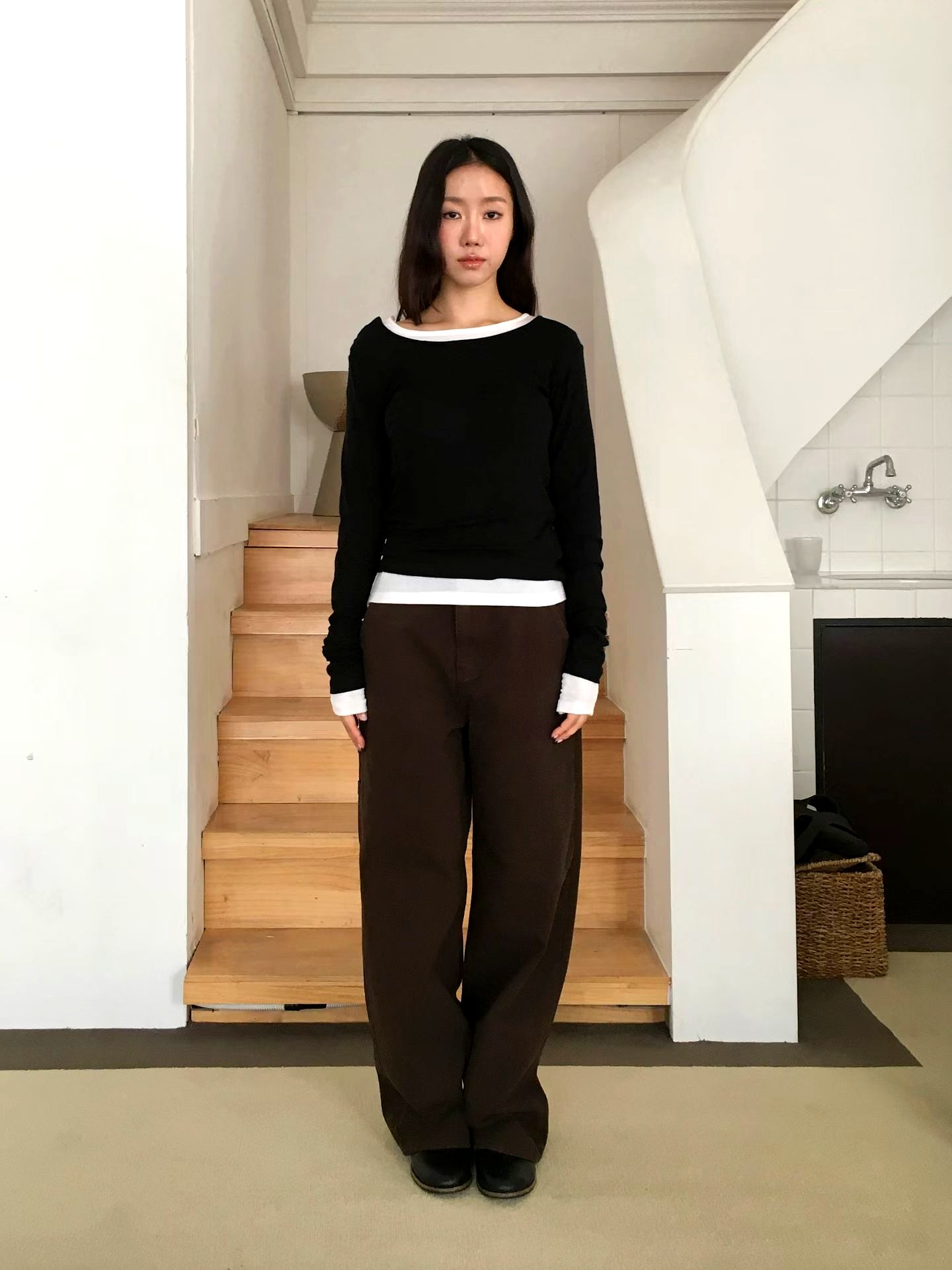 심플한 블랙 긴팔 티셔츠, 편안하고 다재다능한