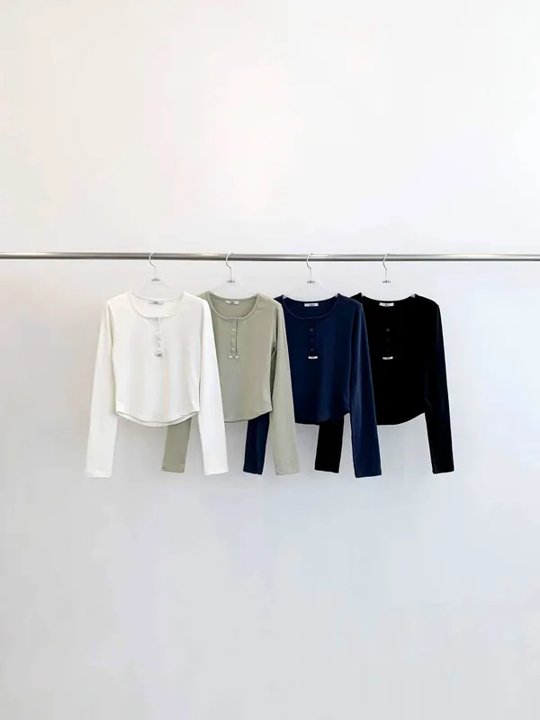 Stylish and Minimalist Women's Top, Comfortable and Versatile