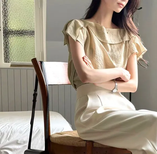 Elegant and Minimalist Women's Top with Lightweight Breathable Design