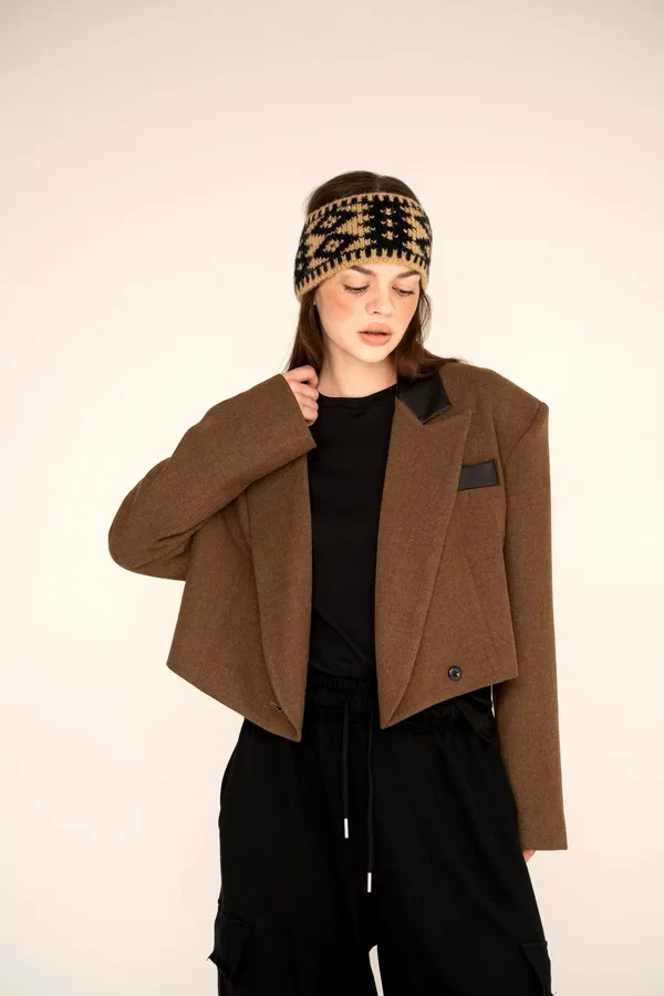 Stylish and Minimalist Women's Jacket with Elegant Design