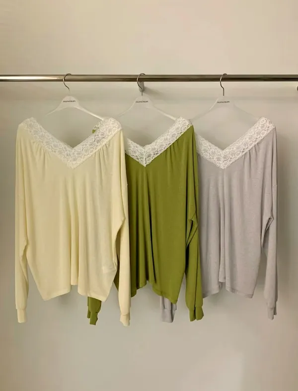 เสื้อยืดผู้หญิงขอบลูกไม้สไตล์ทันสมัย สวมใส่สบายและเข้ากันได้ดี