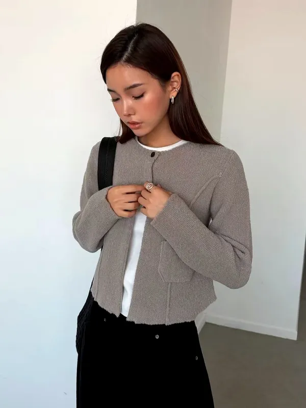Stylish and Minimalist Women's Cardigan - Comfortable and Versatile