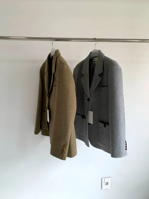 Stylish Minimalist Women's Jacket - Elegant and Versatile for Any Occasion