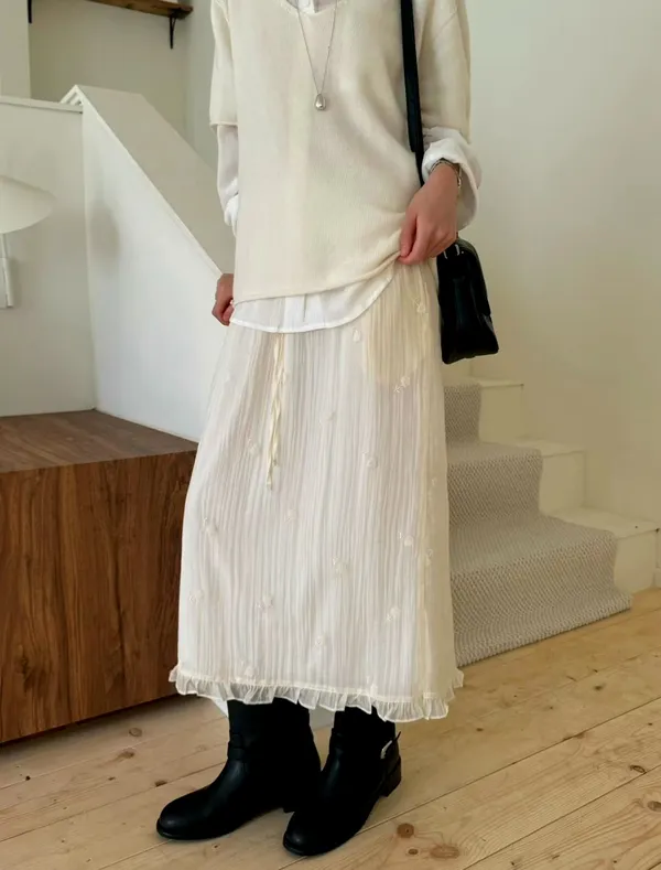 Elegant Embroidered Long Dress, Light and Flowing, Perfect for Autumn and Winter Coats