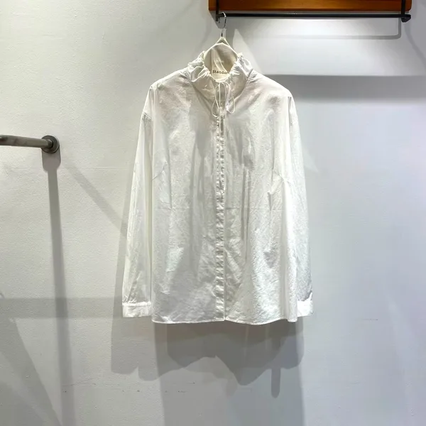 เสื้อหญิงสีขาวสไตล์มินิมอล - น้ำหนักเบาและระบายอากาศได้ดีสำหรับการจับคู่ที่สมบูรณ์แบบ