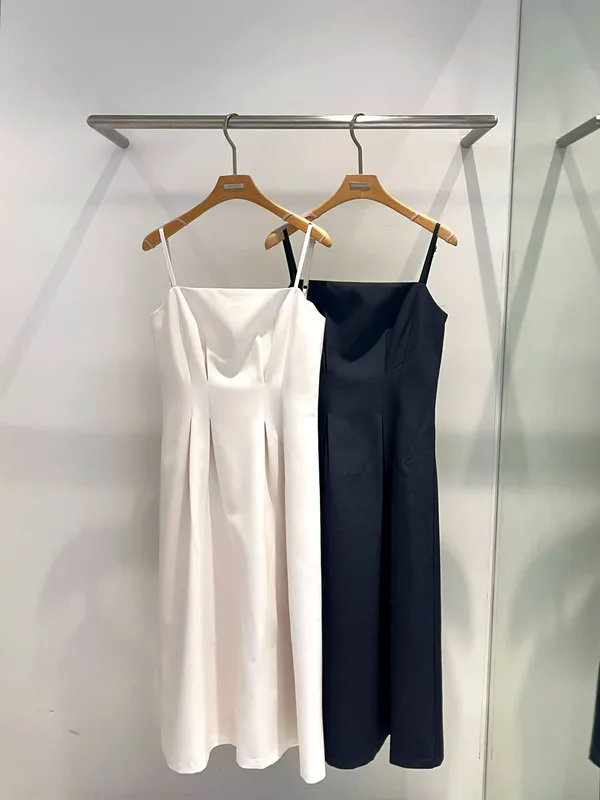 優雅なスパゲッティストラップドレス、魅力的な気質を引き出す
