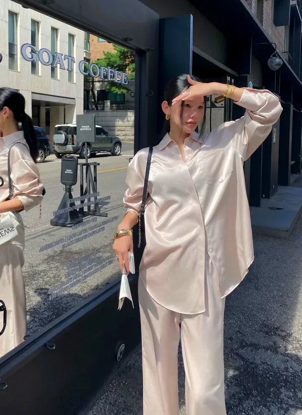 Elegant Silk Shirt - Effortlessly Create a Fashionable Aura