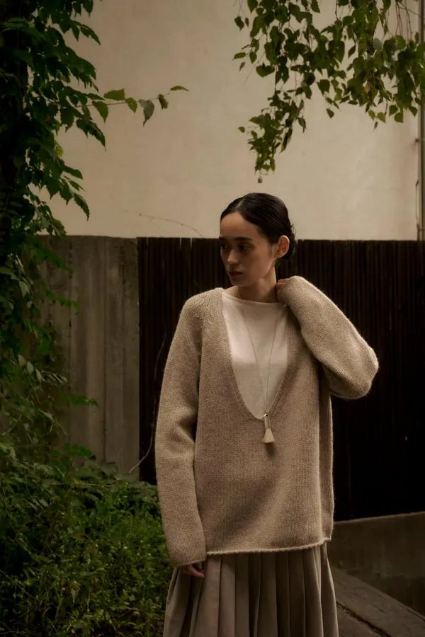 Elegant and Simple Knit Sweater, Comfortable and Warm, Perfect for Autumn and Winter