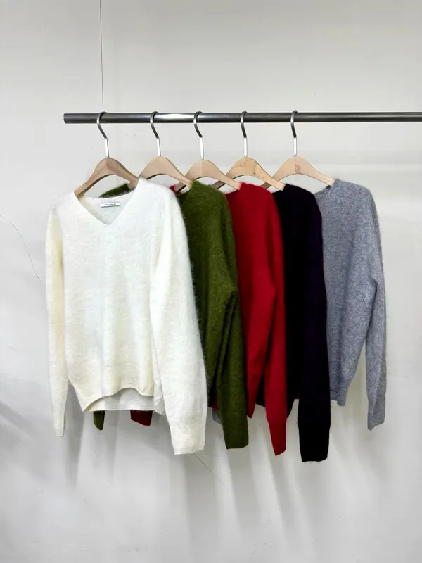 Essential V-Neck Sweater for Women in Fall and Winter - Comfortable and Versatile