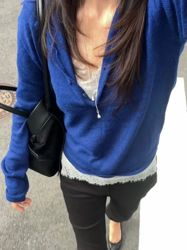 เสื้อสเวตเตอร์ถักสีฟ้าแฟชั่น - สบายและเข้ากันได้ดีสำหรับฤดูใบไม้ผลิและฤดูใบไม้ร่วง