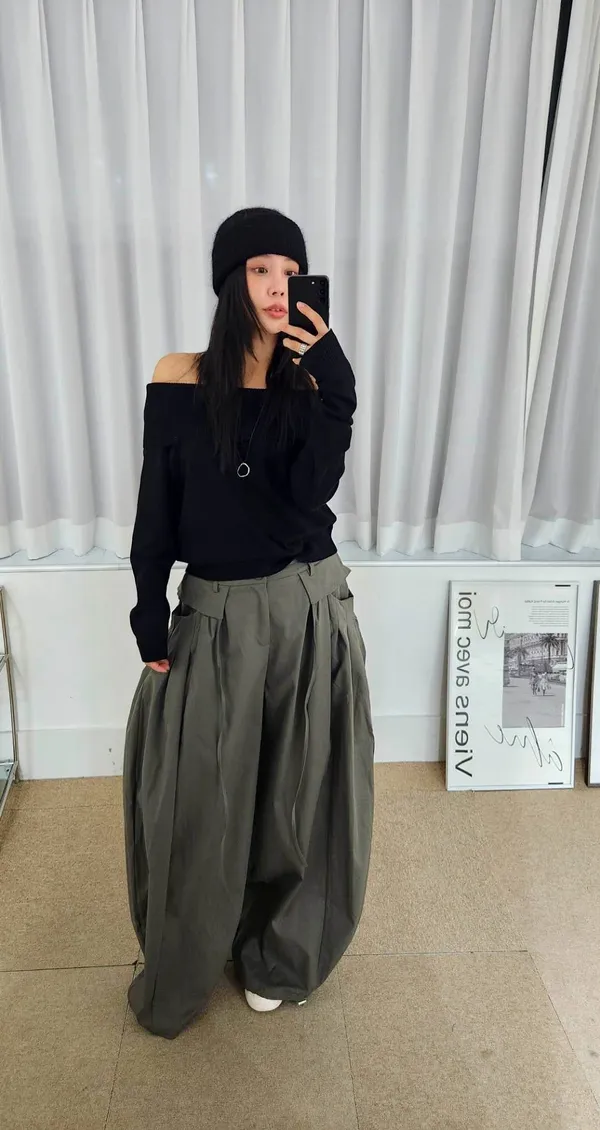 Chic Loose Shoulder-Exposing Black Top, Elegant and Unique