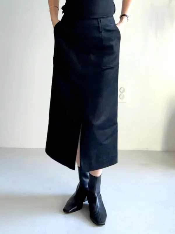 Skirt Midi Hitam Bergaya dan Minimalis, Pesona Elegan