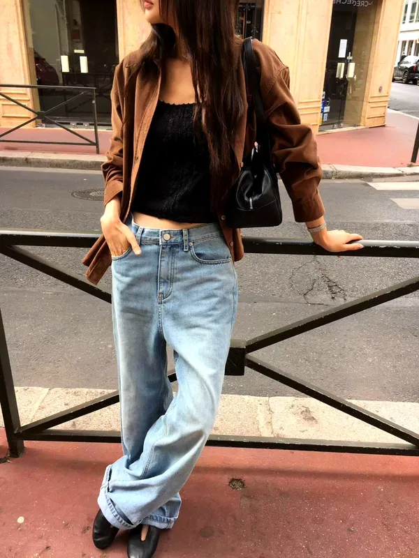 Trendy Loose-Fit Jeans: Comfort Meets Versatility