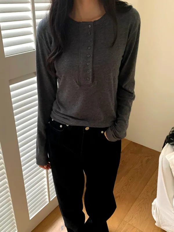 Minimalist Long Sleeve T-Shirt - Comfortable and Versatile for Everyday Wear