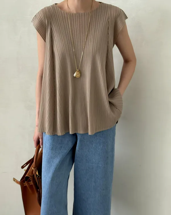 Chic Versatile Women's Top with Lightweight Pleated Design