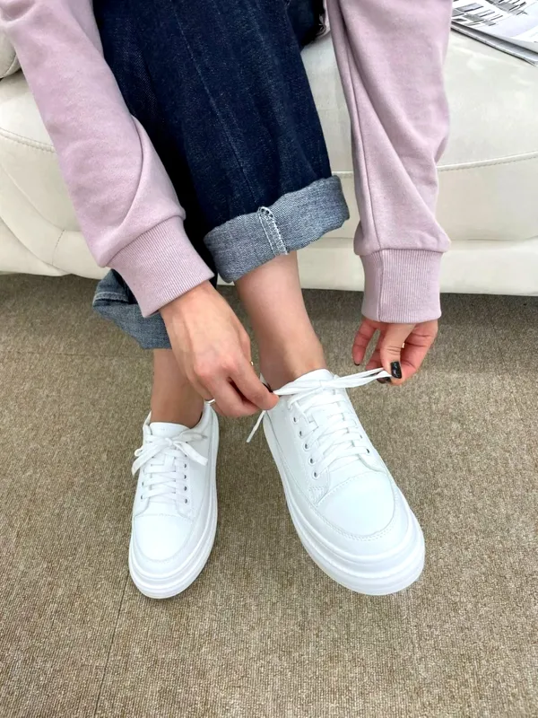 Stylish Versatile White Women's Shoes - Comfortable Casual Apm Luxe B1 Floor 110 RILLA Apm Luxe B1층110호 RILLA(릴라) no 8101 size 230~250 굽높이 6cm(키높이2cm포함) 36000원 블랙 화이트 천연소가죽 통굽 스타일의 키높이 스니커즈 귀여움과 스포티함 모두 가지고 있는 트랜디한 디자인으로 어느룩에나 잘어울리는 슈즈에요 천연가죽으로 가볍고 안정감있는 착화감으로 편안하게 착용가능해요~