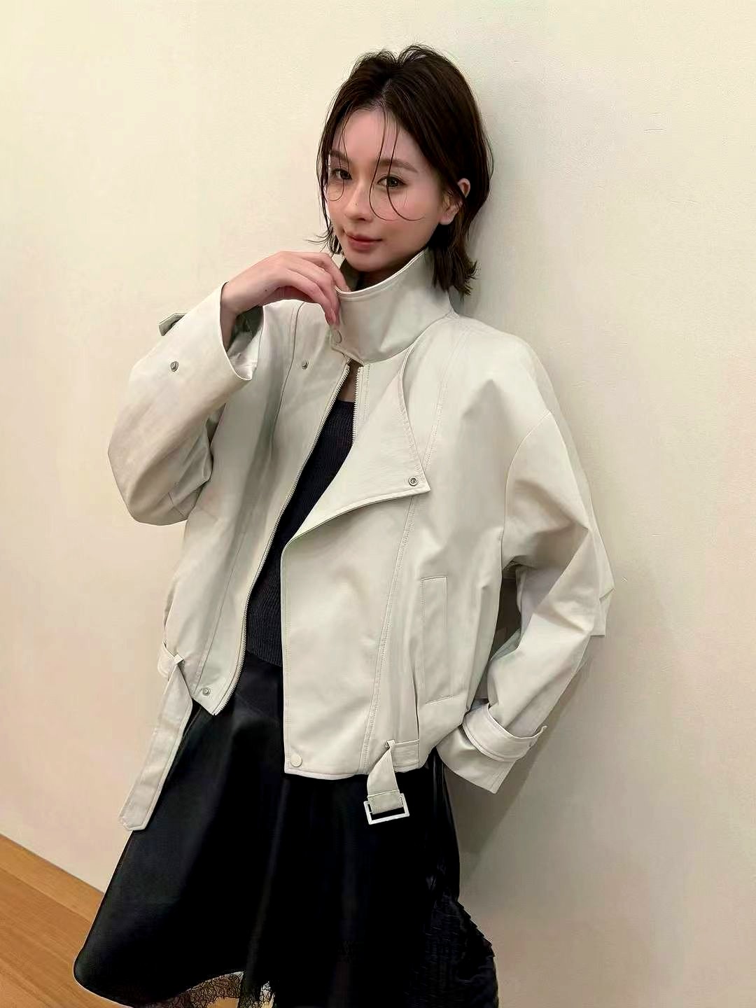 스타일리시 미니멀리스트 여성 재킷, 우아함을 위한 필수 아이템