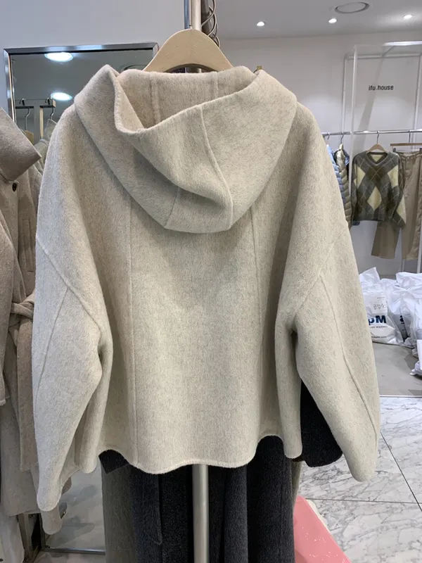 Stylish and Minimalist Women's Woolen Coat, Comfortable and Warm