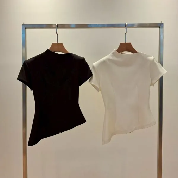 Stylish and Minimalist Short-Sleeve Top with Elegant Slim Fit
