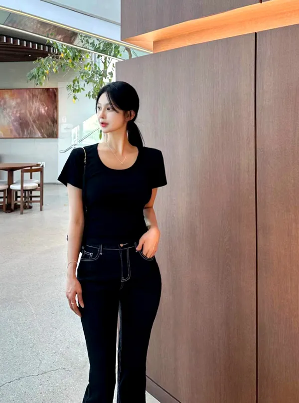 เสื้อยืดผู้หญิงสีดำเรียบง่าย สวมใส่สบายและเข้ากันได้ง่าย