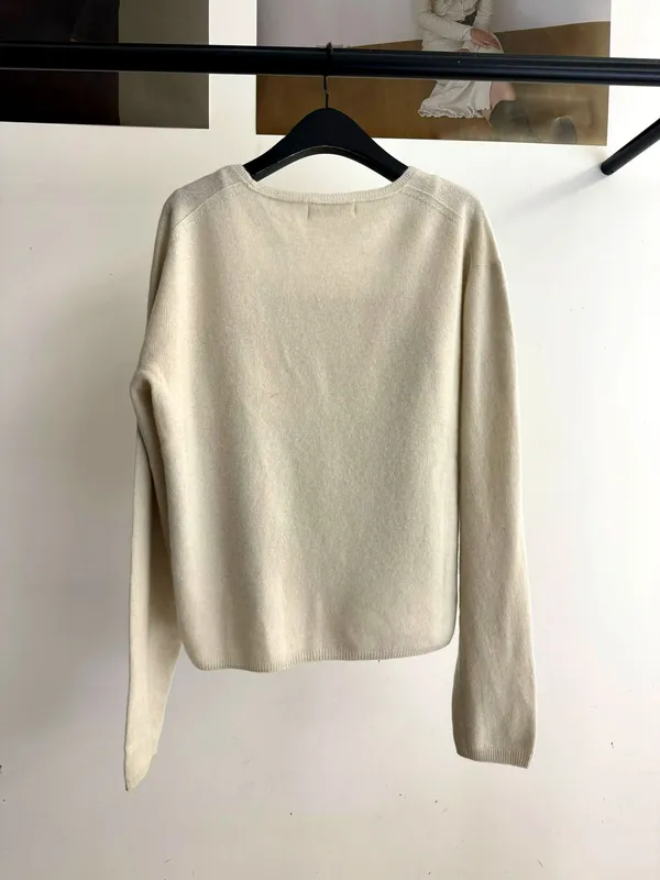 Minimalist Comfortable Women's V-Neck Top for Spring and Autumn