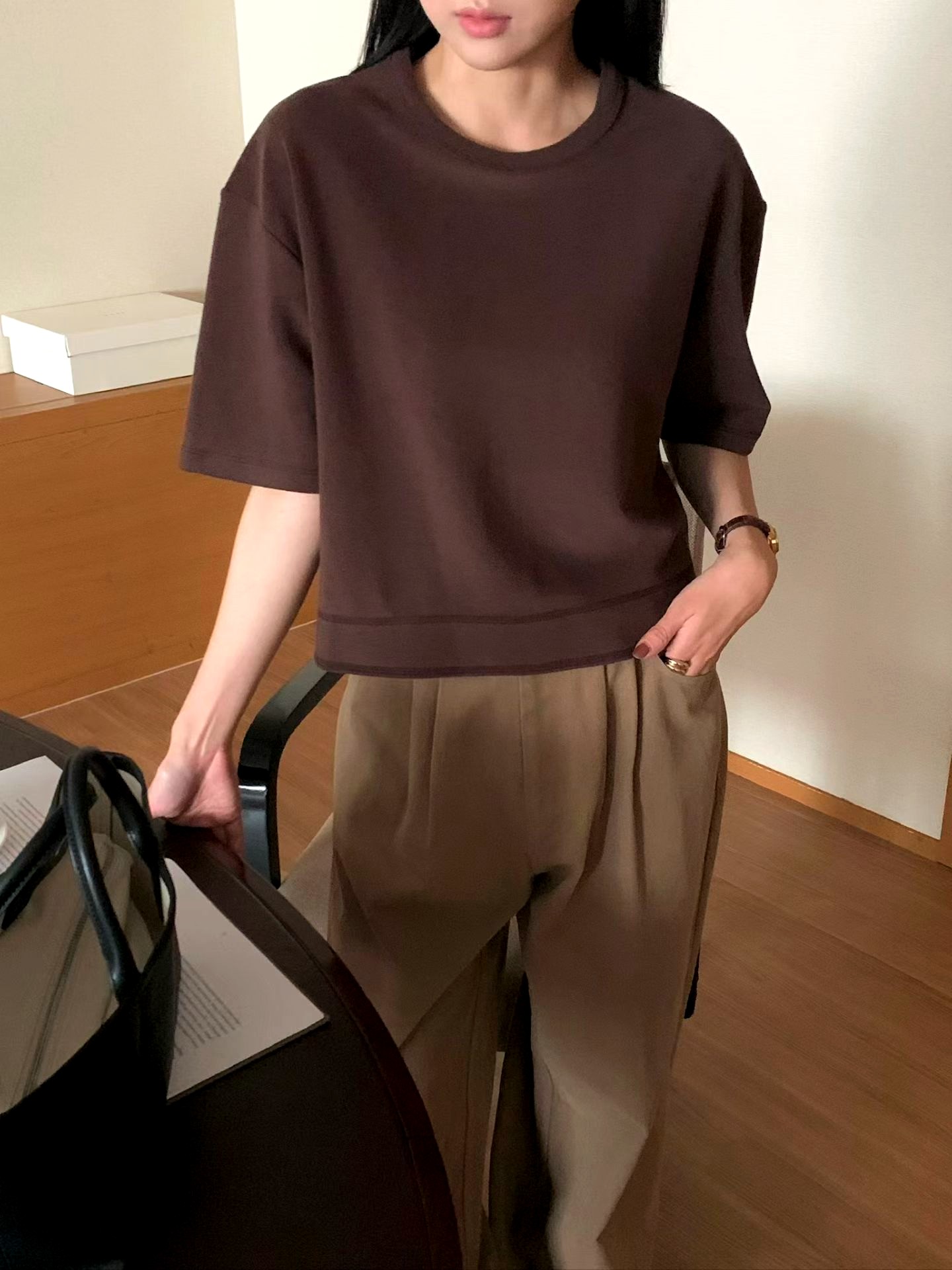 심플하고 스타일리시한 브라운 반팔 티셔츠, 편안하게 매치하기 좋음