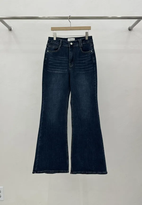 Stylish High-Waisted Flared Jeans to Showcase Your Elegant Charm