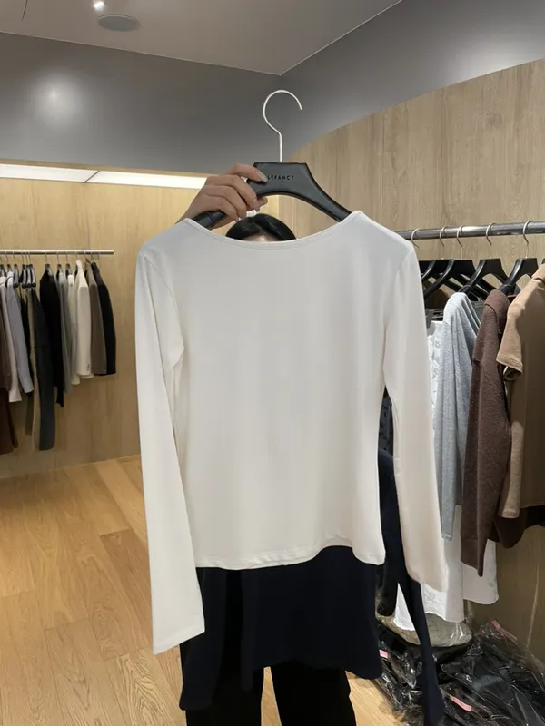 シンプルで万能なホワイトロングスリーブトップ