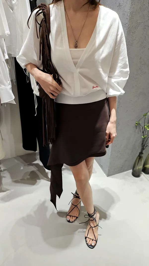 Stylish and Minimalist V-Neck Women's Top, Comfortable and Versatile