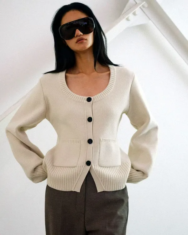 Fashionable and simple knitted cardigan for women, comfortable and versatile.