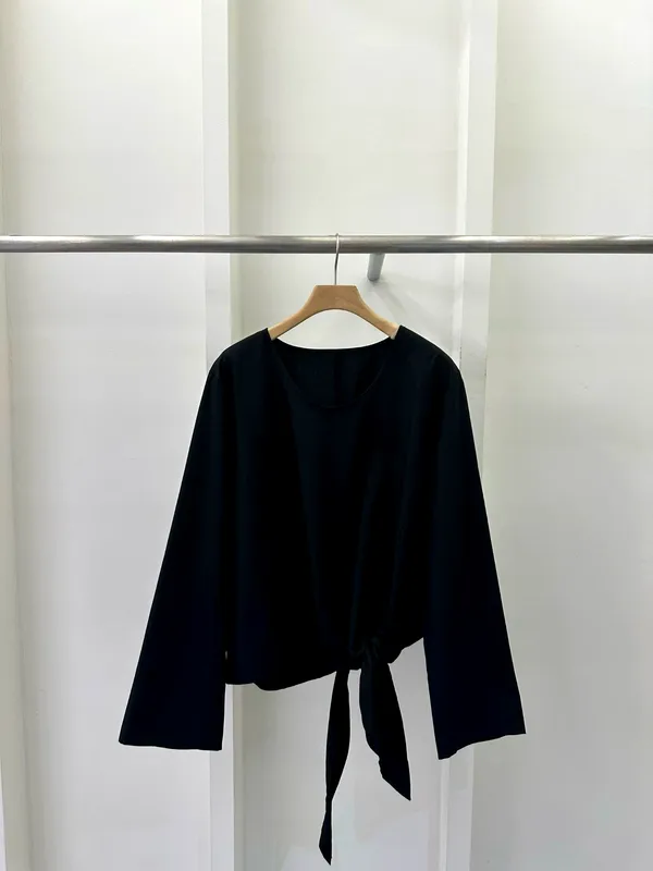 Fashionable Versatile Women's Top with Elegant Tie Design