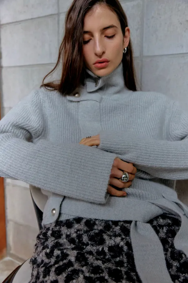 Elegant and Minimalist Women's Cardigan, Soft and Comfortable, Fashionable and Versatile