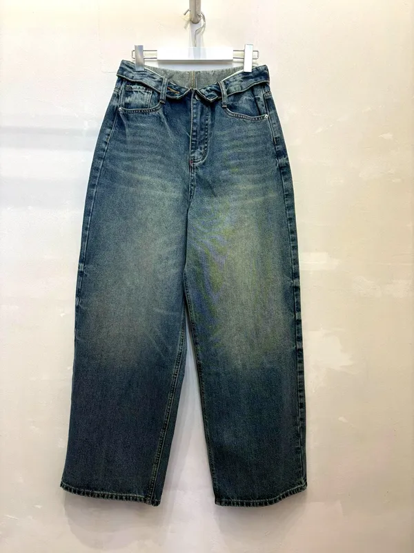 Fashionable Loose High-Waisted Jeans to Showcase Your Unique Charm