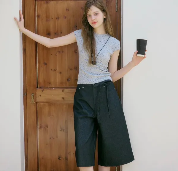 Fashionable and Minimalist Short Sleeve T-Shirt - Comfortable and Breathable for Summer Wear