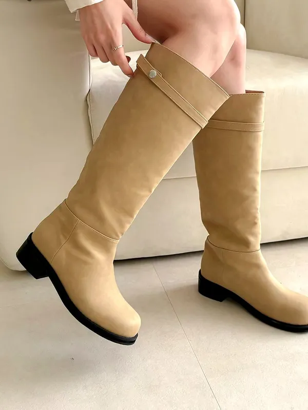 Fashionable and Minimalist Women's Boots - Comfortable and Versatile