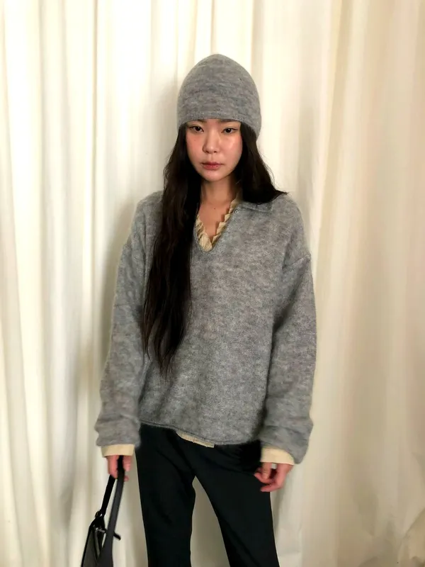 Stylish and Minimalist Gray Sweater, A Must-Have for Warmth and Comfort in Autumn and Winter