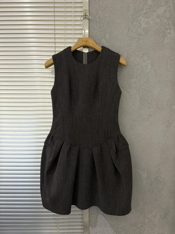 Elegant Sleeveless Dress with Slimming Design