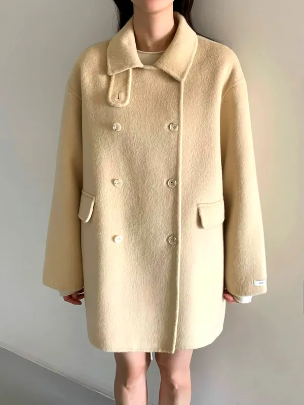 Elegant and Minimalist Women's Coat - Comfortable, Warm, and Fashionable