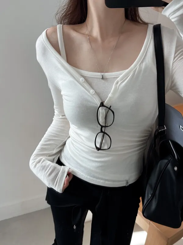 Stylish and Minimalist White Long Sleeve T-Shirt - Comfortable and Breathable
