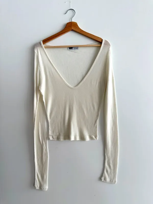 Elegant V-Neck Long Sleeve Women's Top - Soft and Comfortable