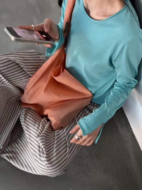 T-Shirt Lengan Panjang Biru Segar, Selesa dan Bernafas, Sesuai untuk Musim Bunga dan Musim Luruh